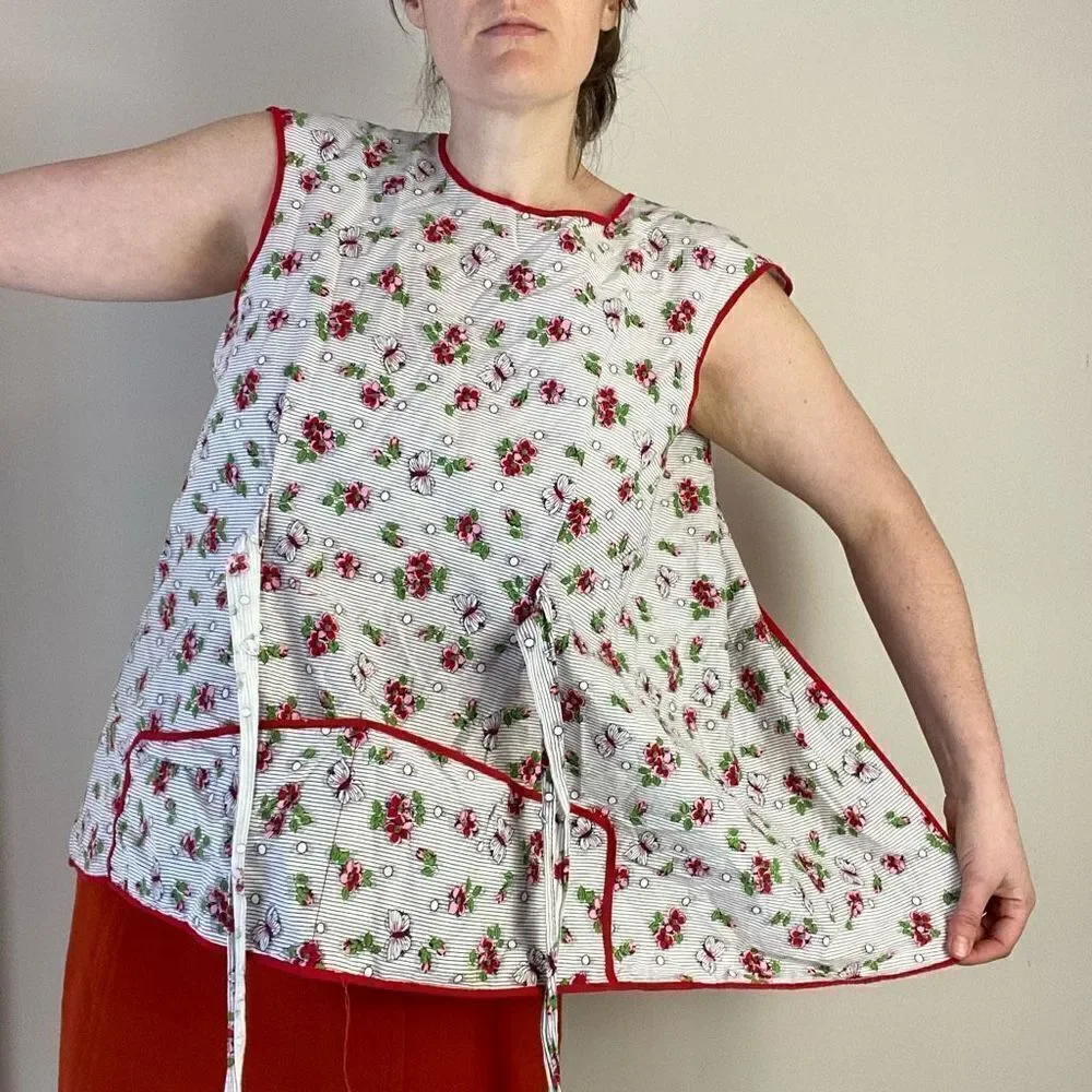 VTG 40s / 50s Hand Sewn Cherry Blossom and Butterfly Front Pocket Wrap Cobbler A